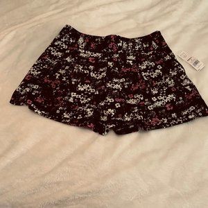 Elle NWT Black Parisian Chic Shorts Size 10